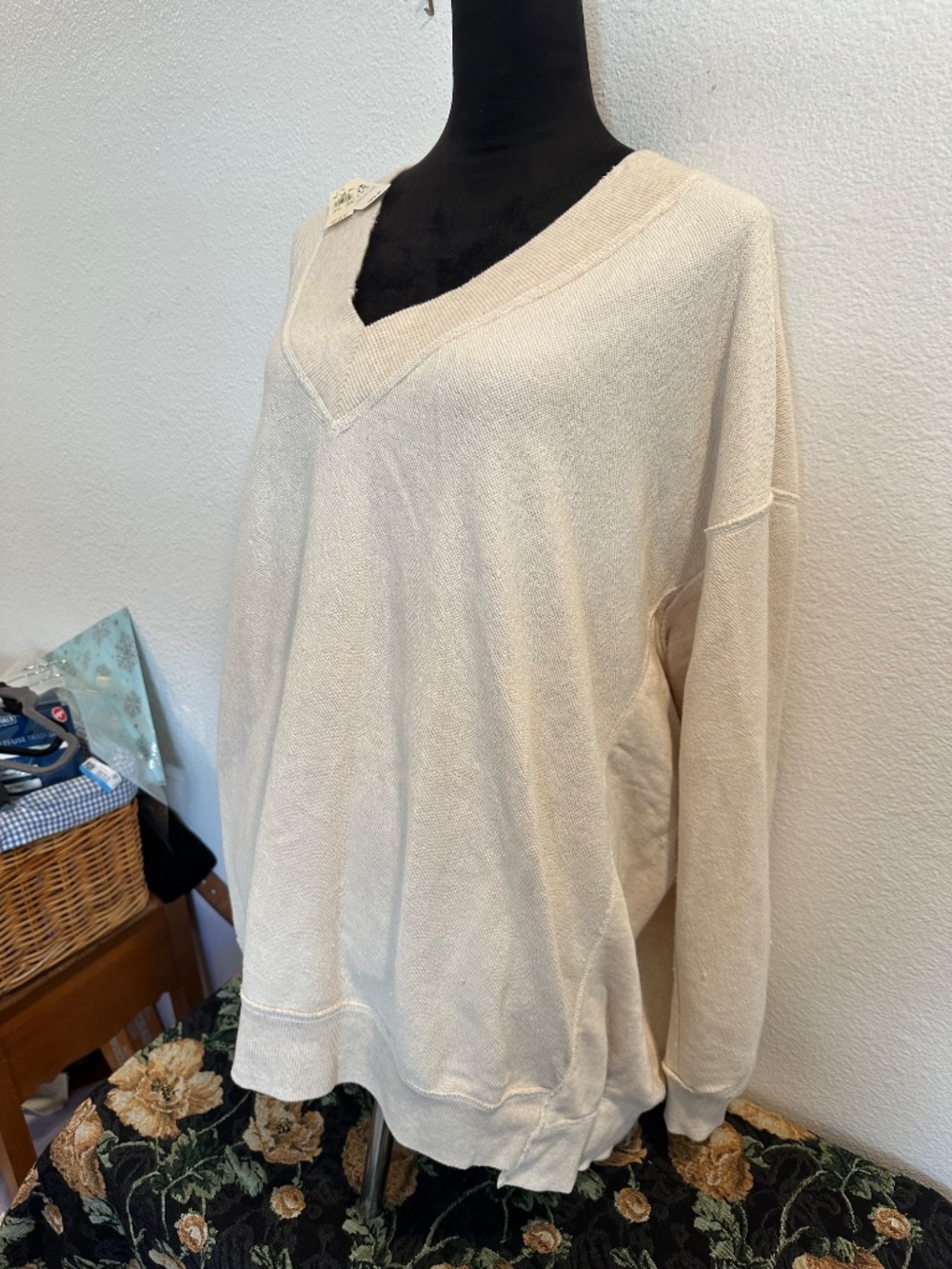 NWT. Aerie oversized deep v-neck sweatshirt. XL - Picture 7 of 8